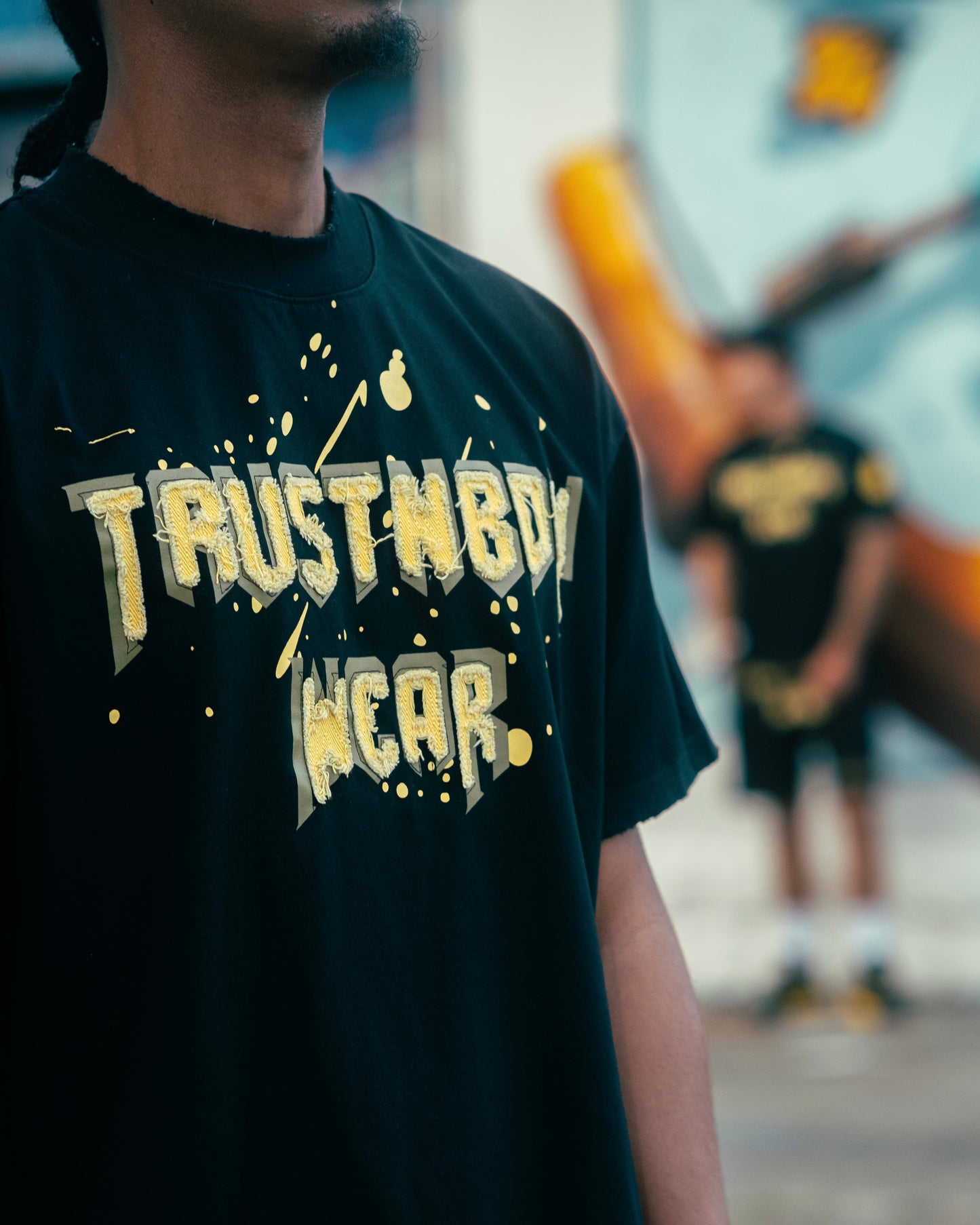 DISTRESSED BLACK TEE